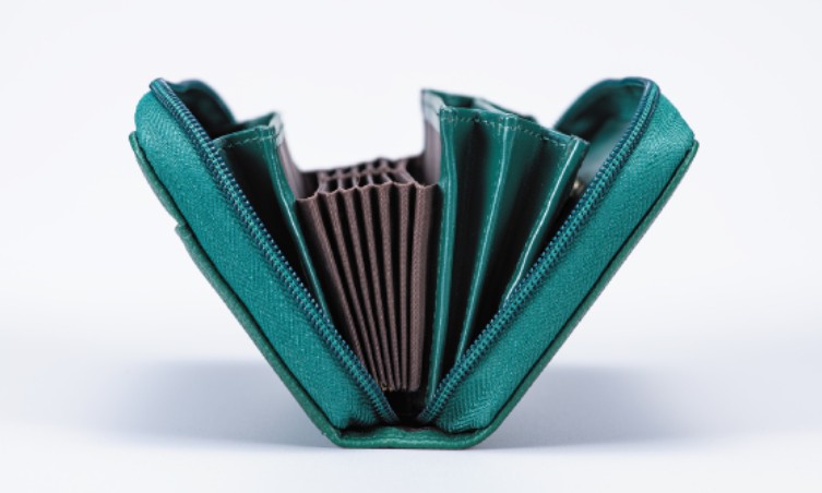 がばっと大きく開くラウンドファスナー式